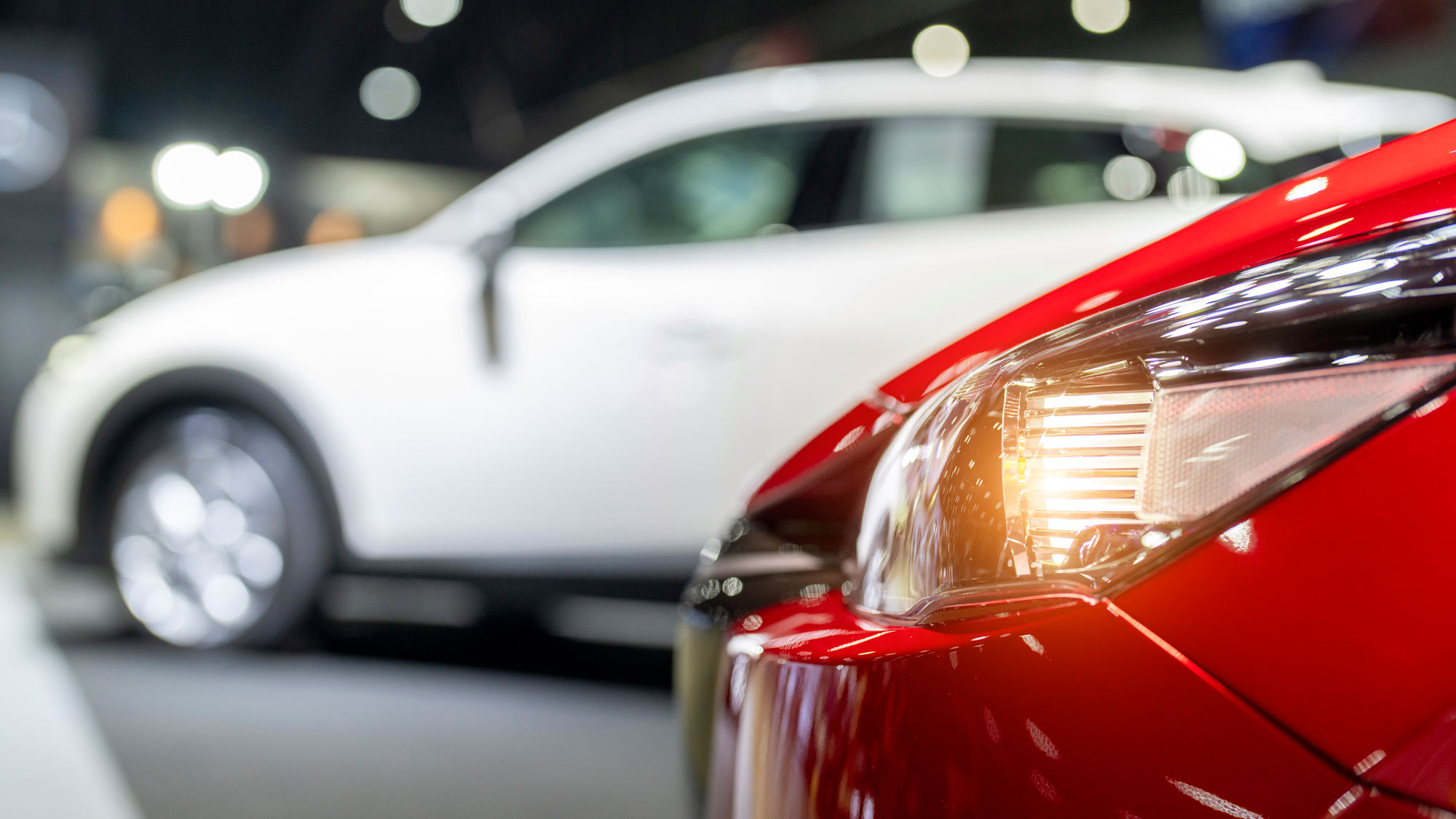 En röd och en vit bil.